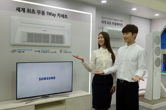 삼성전자 모델들이 7일 일산 킨텍스에서 열린 한국국제냉난방공조전(HARFKO 2017)에서 '무풍에어컨'의 '무풍 냉방' 기술을 시스템에어컨으로 확대 적용한 '무풍 1 Way 카세트' 등 공조기기를 소개하고 있다. <삼성전자 제공>